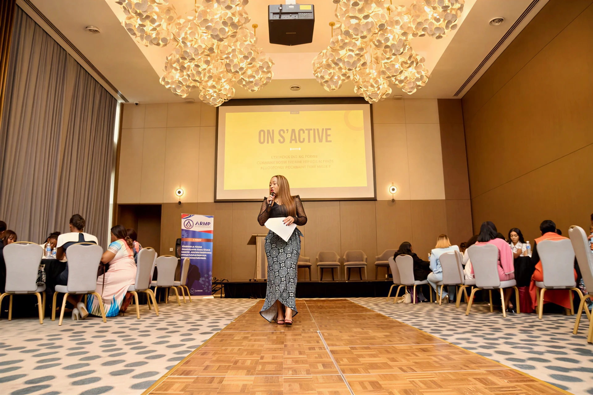 Yolande Authier animant une conférence dans une grande salle